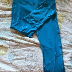 Lululemon workout leggings. Ankle length. Beautiful teal color. Size 10